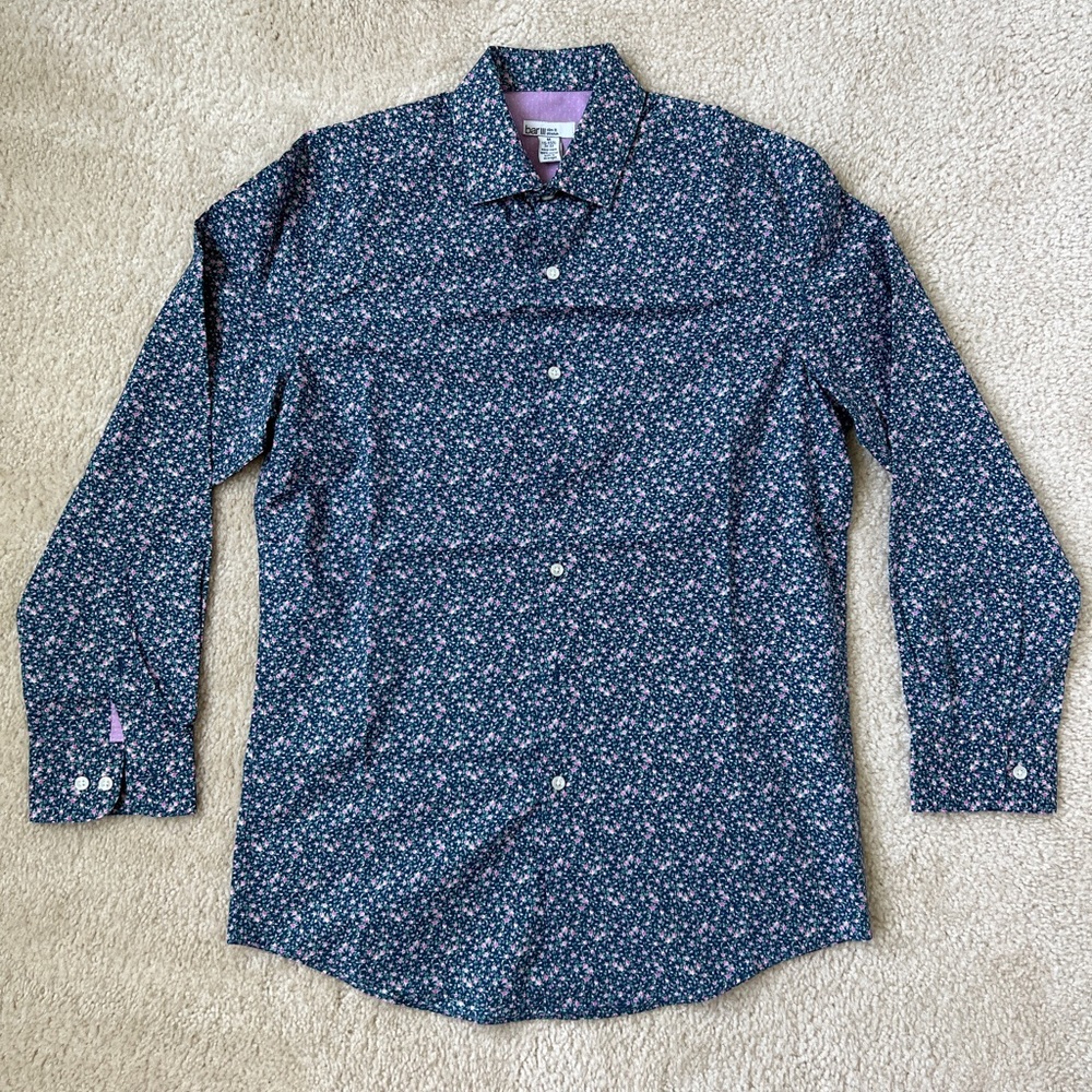 Men’s slim fit dress shirt, size Medium